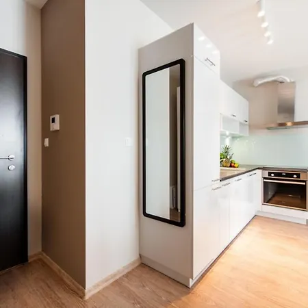 Apartman Superapart Jana Kazimierza 49 Secluded Urban Hideaway With Modern Comforts Varsó